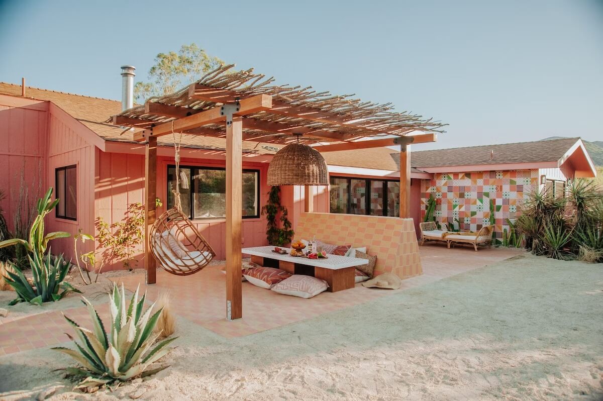 airbnb-morongo-valley-pink-facade-nordroom