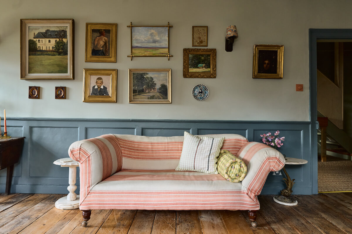 antique sofa ar