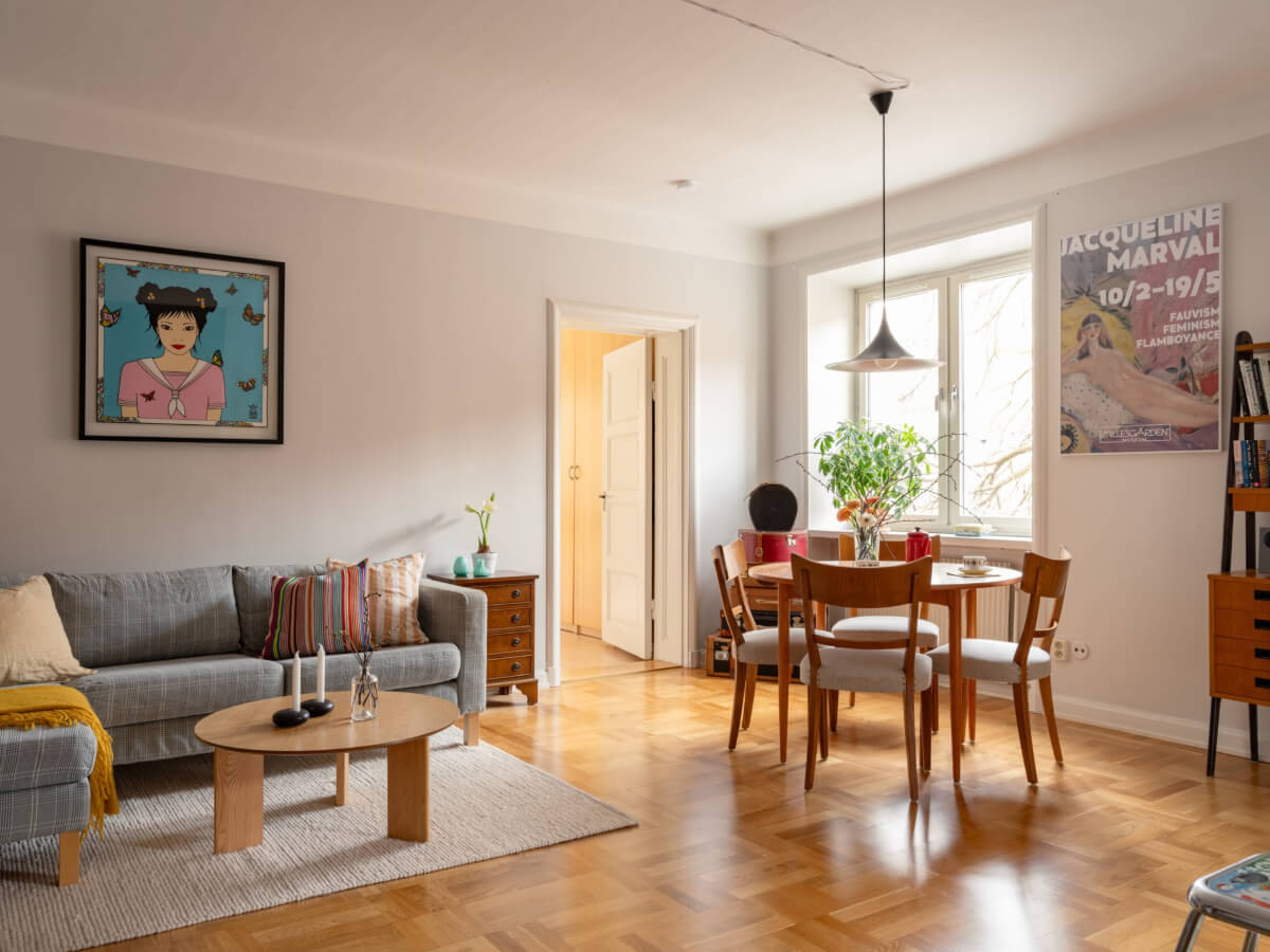 light living room round table