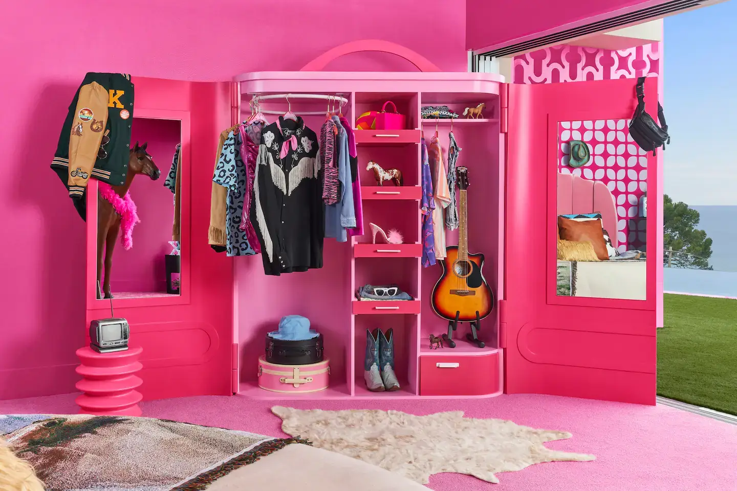 wardrobe-malibu-dreamhouse-barbie-ken-airbnb-nordroom